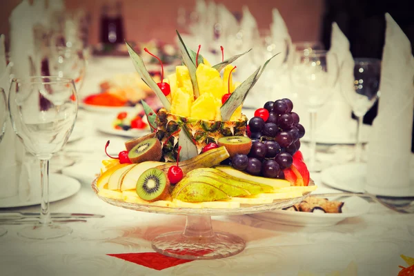 Прекрасна фруктова тарілка на святковому столі — стокове фото