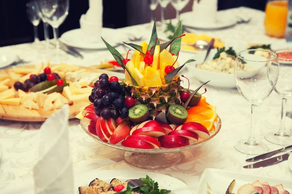 Bol de fruits dans un restaurant — Photo