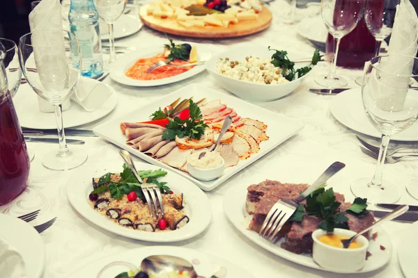 Festtafel mit Salaten und Vorspeisen — Stockfoto