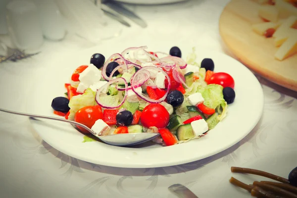 Grekisk sallad i en restaurang — Stockfoto