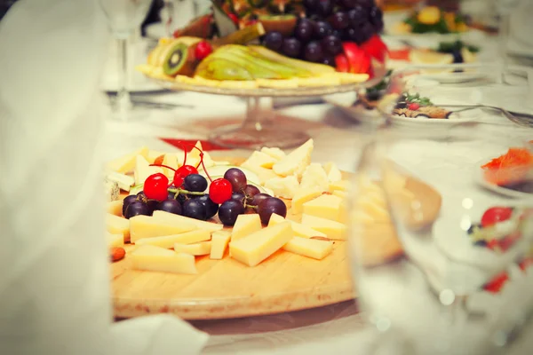 Table couverte dans le restaurant - assiette de fromage, assiette de fruits — Photo