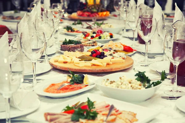 Tavolo festivo di insalate e antipasti Foto Stock Royalty Free