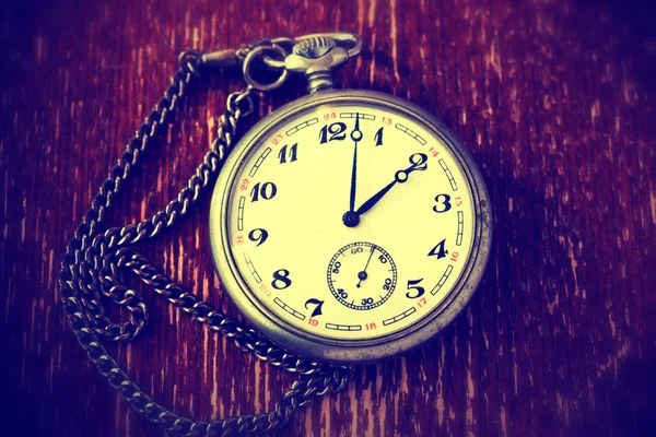 Reloj de bolsillo vintage antiguo en una cadena — Foto de Stock