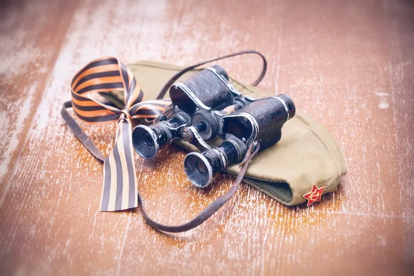 Militär-Fernglas, Soldatenfeldmütze, Georgenband — Stockfoto