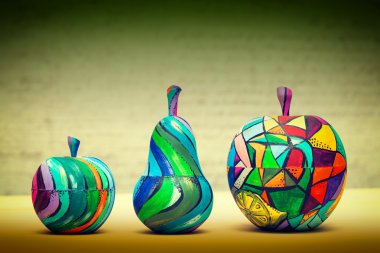 Dekoratif meyve - armut ve elma, tahtadan yapılmış ve el ile boya boyalı. Modern Sanat