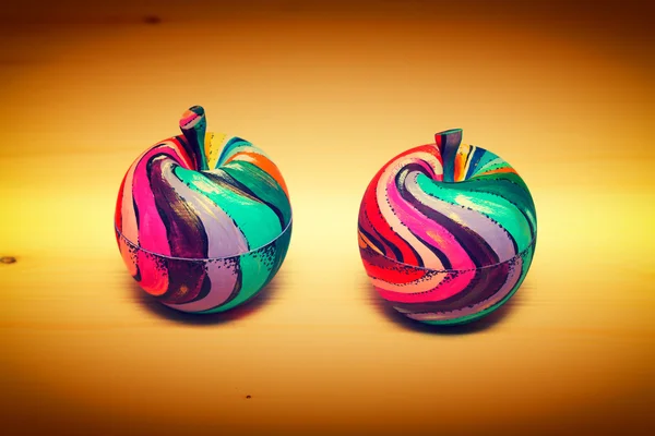 Dekorativní ovoce jablka, ze dřeva a ručně malované barvami. Moderní umění, ruční práce. — Stock fotografie