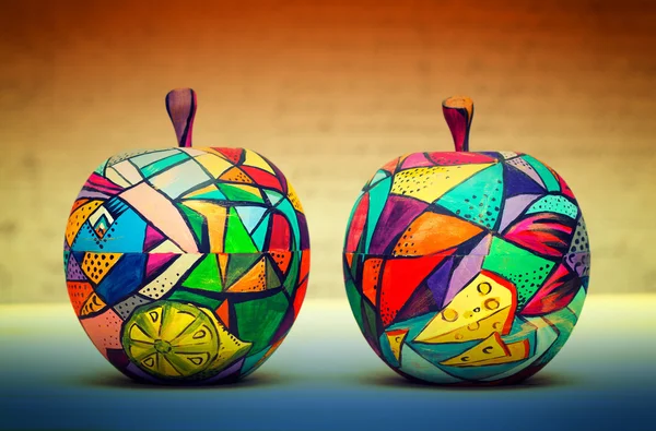 Dos manzanas decorativas, de madera y pintadas a mano. Hecho a mano. Arte moderno de una sola pieza — Foto de Stock