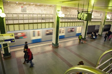 Moskova - 7 Mart: tren metro istasyonu - Dmitry Donskoy Bulvarı, Rusya, Moskova, platformda 7 Mart 2015