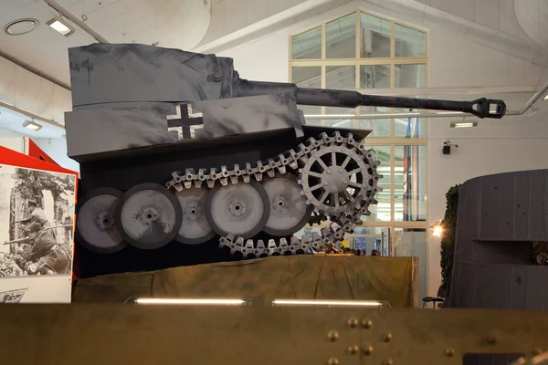 มอสโคว์ - 7 มีนาคม: หอแสดงนิทรรศการรัฐมอสโคว์ "ใหม่ Manege" นิทรรศการ "จํา" รถถังเยอรมันปลอมของสงครามโลกครั้งที่สอง รัสเซีย มอสโก 7 มีนาคม ค.ศ. 2015 — ภาพถ่ายสต็อก