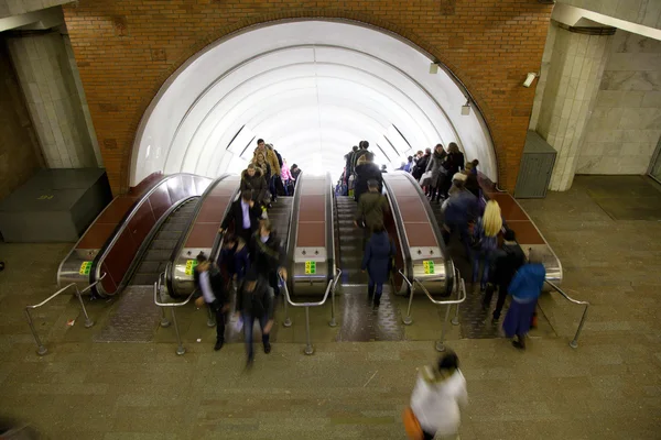 Moscou - 7 de março: escada rolante na estação de metrô Borovitskaya transplante. Rússia, Moscou, 7 de março de 2015 — Fotografia de Stock