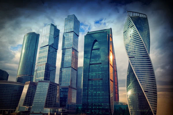 Biznesu międzynarodowego centrum Moskwy wieczorem w zachód słońca, Moskwa, Federacja Rosyjska — Zdjęcie stockowe