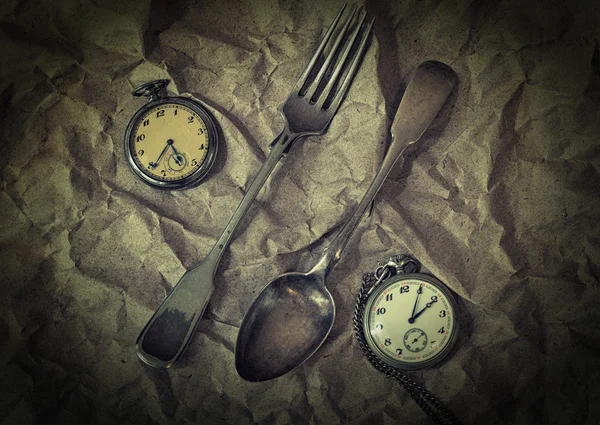 アンティークの銀食器のフォークとビンテージ背景に false とビンテージの懐中時計 — ストック写真