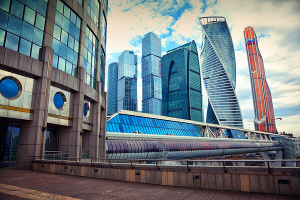 Бизнес-центр "Москва Сити" и Багратионный мост. Вид на центр Москвы с набережной Тараса Шевченко
