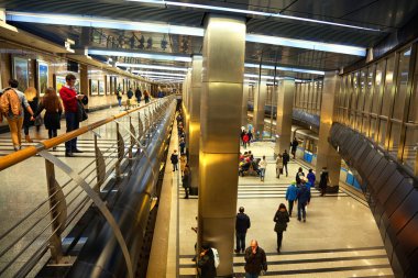 Moskova - 9 Mart: insanlar üstünde belgili tanımlık peron metro istasyonları 