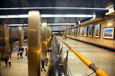 Moskova - 9 Mart: insanlar üstünde belgili tanımlık peron metro istasyonları 