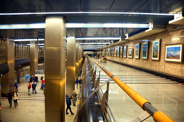 Moscow - march 9: People on the platform of the metro stations "Vystavochnaya". Russia, Moscow, march 9, 2015 — Stock Photo, Image