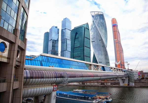 Moskau - 9. März: Geschäftszentrum Moskau Stadt und Bagration Brücke. Blick auf die Moskauer Innenstadt von der Taras-Schewtschenko-Böschung. russland, moskau, 9. märz 2015 — Stockfoto