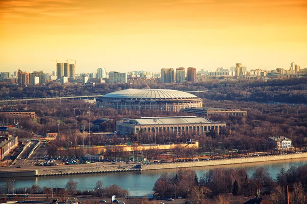 Спортивный комплекс "Лужники" в Москве на закате, Москва-река. Россия — стоковое фото