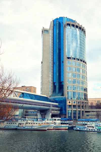 Moskou - 9 maart: Business center Moskou-stad "Toren 2000", brug "Bagration", schepen op de rivier de Moskva. Rusland, Moskou, 9 maart 2015 — Stockfoto