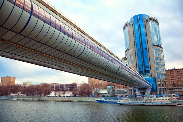 Moskwa - 9 marca: centrum biznesowego Moskwy "Wieża 2000", most "Bagration", statki na rzekę Moskwę. Rosja, Moskwa, 9 marca 2015 — Zdjęcie stockowe