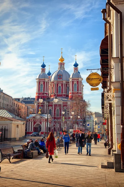 Moscú - 18 de marzo: Iglesia de San Clemente, Moscú. La parte histórica de la ciudad de Moscú Zamoskvorechye. Rusia, Moscú, 18 de marzo de 2015 —  Fotos de Stock