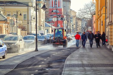 Moskova - 18 Mart: Pyatnitskaya Street, tarihi merkezi. Trafik sıkışıklığı, turistler, waterer temiz yollar. Rusya, Moskova, 18 Mart 2015