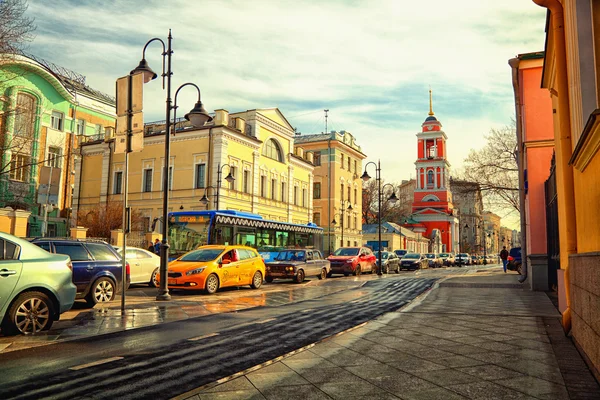 Mosca - 18 marzo: Pyatnitskaya Street, il centro storico. Zamoskvorechie. Blocco stradale. Russia, Mosca, 18 marzo 2015 — Foto Stock