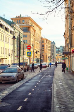 Moskova - 18 Mart: tarihi kentin - sokak Pyatnitskaya. Zamoskvorechie. Trafik sıkışıklığı, Bisiklet yolu. Rusya, Moskova, 18 Mart 2015