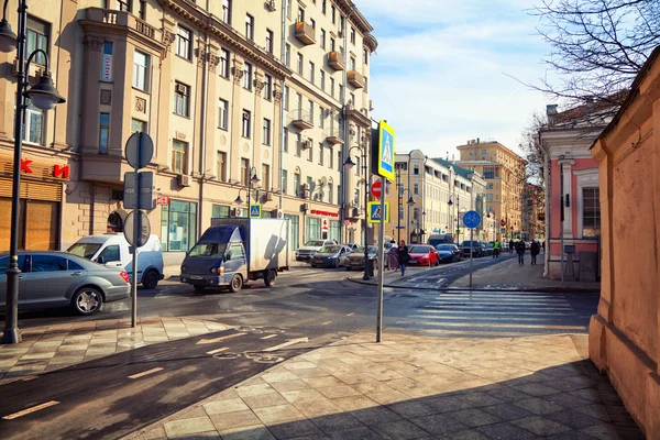 モスクワ - 3 月 18 日: セミョーノフカ通り、歴史的な中心。Zamoskvorechie。交通渋滞。ロシア、モスクワ、2015 年 3 月 18 日 — ストック写真