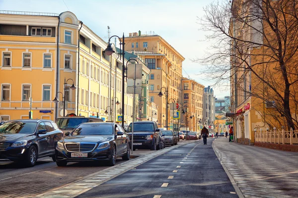 Mosca - 18 marzo: La parte storica della città - via Pyatnitskaya. Zamoskvorechie. Traffico, pista ciclabile. Russia, Mosca, 18 marzo 2015 — Foto Stock