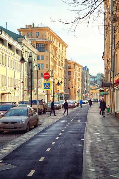 Moscou - 18 de março: A parte histórica da cidade - rua Pyatnitskaya. Zamoskvorechie. Engarrafamento, ciclovia. Rússia, Moscou, 18 de março de 2015 — Fotografia de Stock