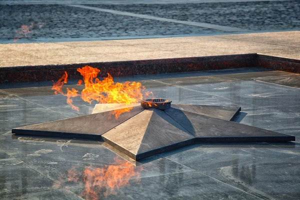 La llama eterna - símbolo de la victoria en la Gran Guerra Patria — Foto de Stock