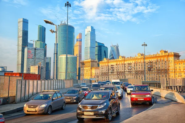 Moskou - 20 maart: Traffic jam bij de ingang Kutuzov Avenue. Business Center Moskou stad. Moderne en historische architectuur van Moskou. Rusland, Moskou, 20 maart 2015 — Stockfoto