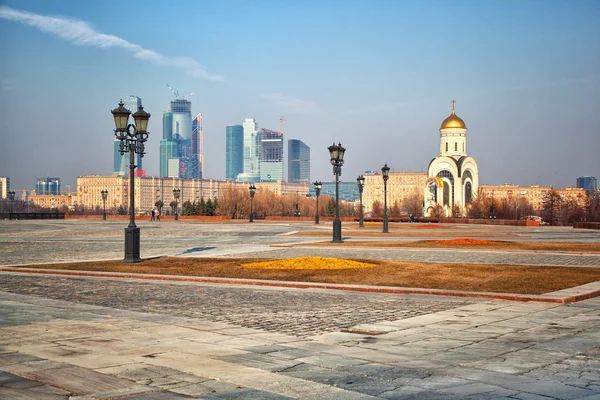 Moskau - 20. märz: blick vom poklonnaya hill business center moskau stadt und dem tempel des heiligen george. russland, moskau, 20. märz 2015 — Stockfoto