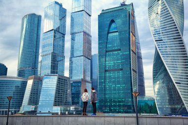 Moskova - 9 Mart: Moscow City center genç adam ve uluslararası iş arayan kadın. Rusya, Moskova, 9 Mart 2015