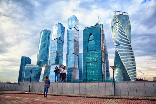 Moscow - march 9: Young people are photographed against the background of the business center Moscow-City. Russia, Moscow, march 9, 2015 — Stock Photo, Image