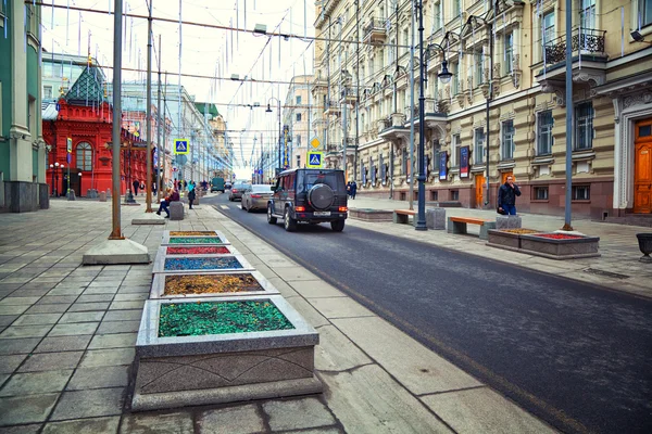 Mosca - 7 marzo: Automobili che guidano su Bolshaya Dmitrovka. Russia, Mosca, 7 marzo 2015 — Foto Stock