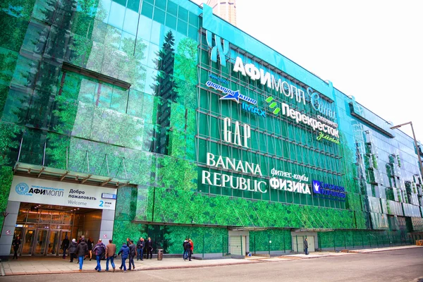 Moscú - 9 de marzo: Entrada al edificio Afimall City. Complejo comercial Afimall City se encuentra en el centro de negocios de Moscú. Rusia, Moscú, 9 de marzo de 2015 — Foto de Stock