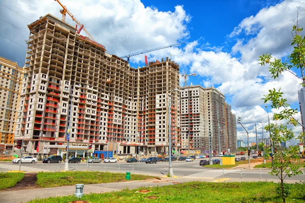 Mosca - 24 giugno: costruzione di nuove case sulla strada Stoletova. Russia, Mosca, 24 giugno 2014 — Foto Stock