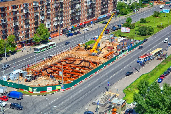 Mosca - 24 giugno: costruzione della linea metropolitana Kalinin-Solntsevo in Michurinsky Avenue. Russia, Mosca, 24 giugno 2014 — Foto Stock