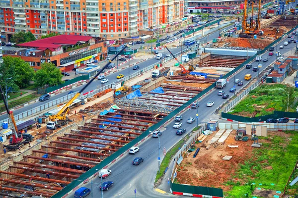 Moskou - 25 juni: Bouw van een nieuwe metro lijn in het gebied Ramenky. Rusland, Moskou, 25 juni 2014 — Stockfoto