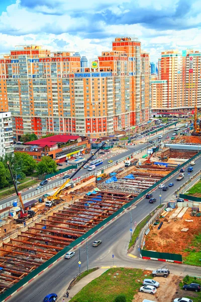 Moscú - 25 de junio: Construcción de una nueva línea de metro en la zona de Ramenky. Nueva línea Kalininsko Solntsevskaya. Rusia, Moscú, 25 de junio de 2014 — Foto de Stock