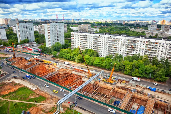 Moscú - 25 de junio: Construcción de una nueva línea de metro en la zona de Ramenky. Nueva línea Kalininsko Solntsevskaya. Rusia, Moscú, 25 de junio de 2014 — Foto de Stock