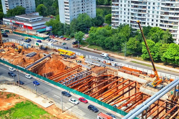 Moscú - 25 de junio: Construcción de una nueva línea de metro en la avenida Michurinsky. Rusia, Moscú, 25 de junio de 2014 —  Fotos de Stock
