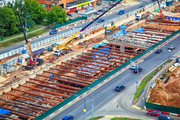 Moscú - 25 de junio: Construcción de una nueva línea de metro en la zona de Ramenky. Rusia, Moscú, 25 de junio de 2014 — Foto de Stock