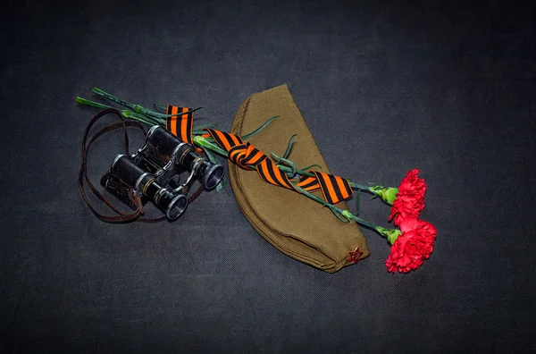 Fleurs d'oeillet, ruban George et jumelles militaires. 9 mai Jour de la Victoire — Photo