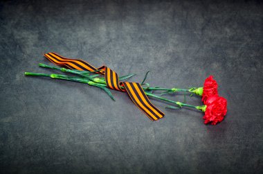 Karanfil ve St. George şerit karanlık bir arka plan üzerinde. 9 Mayıs Zafer Bayramı