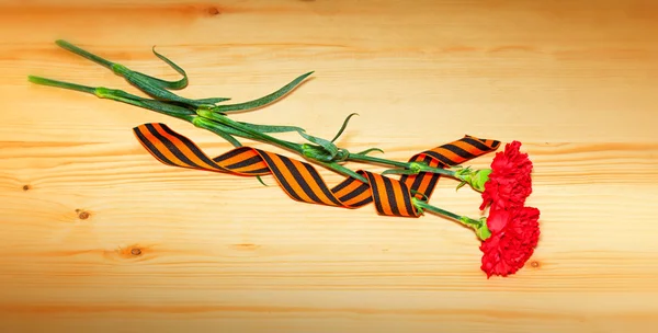Dos flores de clavel y George Ribbon. 9 de mayo Día de la Victoria —  Fotos de Stock