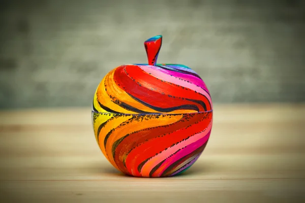 Декоративная яблоко-матрешка деревянная, ручная роспись. Современное искусство, ручная работа — стоковое фото