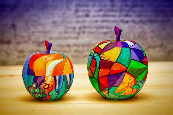 Manzanas coloridas decorativas frutas hechas de madera, pintadas a mano. Arte moderno, hecho a mano . — Foto de Stock
